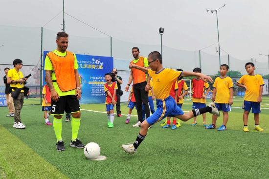 卡纳瓦罗参加广州足球训练营