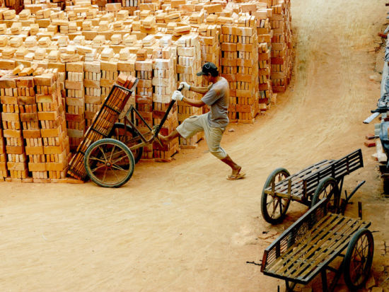 足坛逆袭记:搬砖男闯英伦 载入历史的修车工