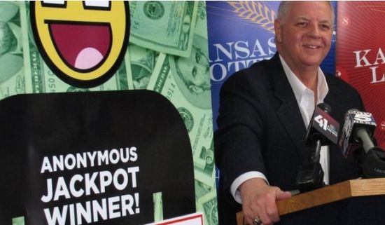 2012年卡萨斯州彩票机构执行主管威尔逊宣布匿名得主领奖1.57亿美元巨奖