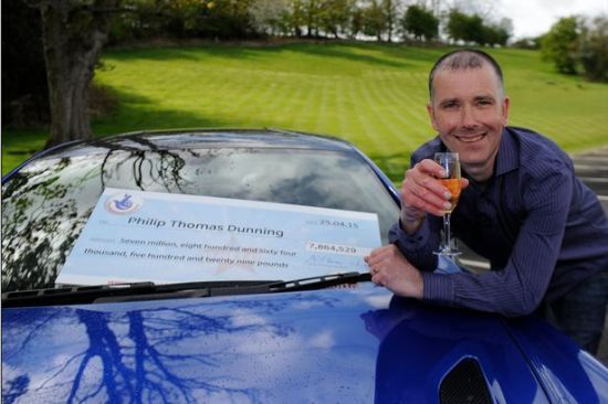 费利佩带着新买的豪车领奖