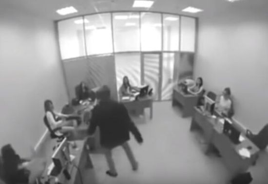 在屋子里开始疯跑 在屋子里开始疯跑