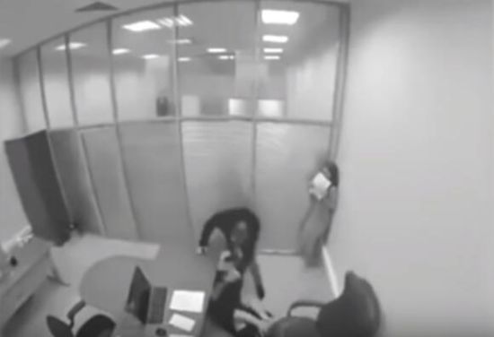 来到老板办公室殴打女老板 来到老板办公室殴打女老板