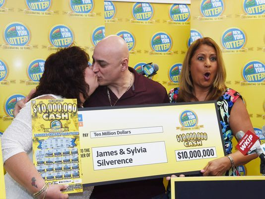 夫妻二人向众人分享自己的喜悦