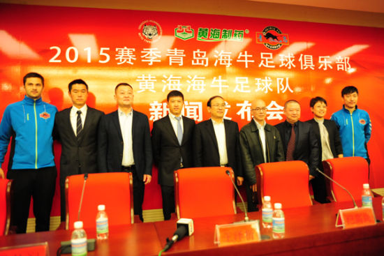 大合影(左起):高基奇,宿茂臻,青岛海牛足球俱乐部董事长于仲润,青岛