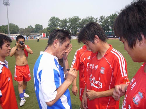 图文-足球界元老做客宏登展风采 留下您的签名