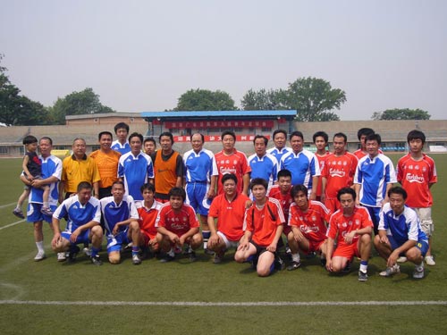 图文-足球界元老做客宏登展风采 赛前合影留念