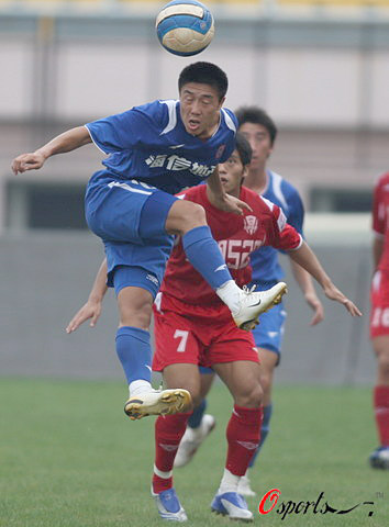 图文-[中甲]青岛海利丰vs重庆力帆 头球攻门无人