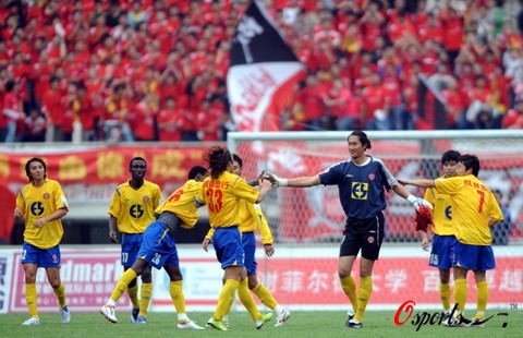 图文-[中甲]成都4-2上海冲超成功五牛队员乐开了花