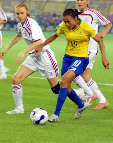 半场战报-桑巴军团亦获主场待遇 巴西0-0平丹麦