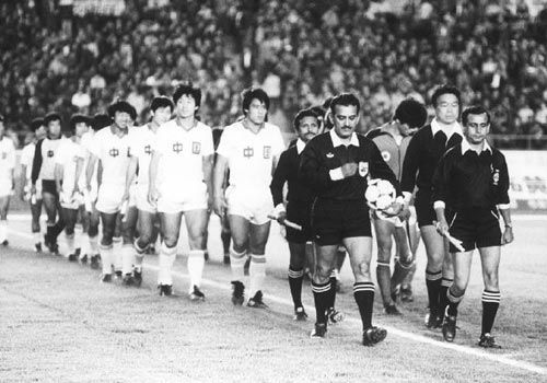 30年前中国队与中国香港队并肩入场（资料图）