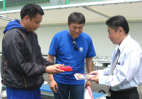 图文-小王涛率少年足球队日本参赛 互赠礼品_