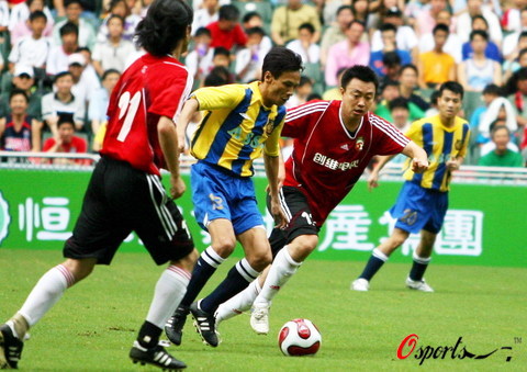 图文-中国明星队VS香港明星队 夹击显专业水准