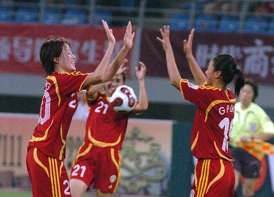 图文-中国队夺女足四国赛冠军 玫瑰娇艳一笑为