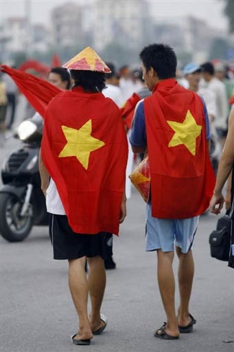 图文-越南球迷助阵越卡之战 越南国旗披在肩上