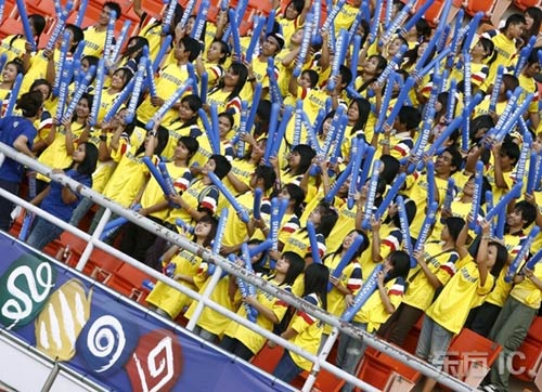 图文-[亚洲杯]阿曼0-2泰国球迷们热情加油助威