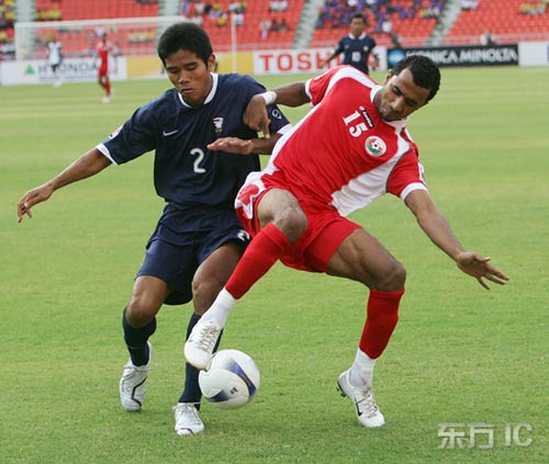 图文-[亚洲杯]阿曼0-2泰国苏克哈断球毫不犹豫