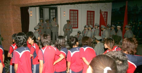 图文-女足参观周恩来邓颖超纪念馆