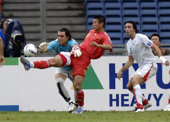 图文-[亚洲杯]中国队2-2伊朗队 韩鹏试图进攻得