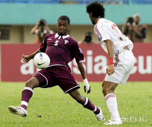 图文-[亚洲杯]阿联酋VS卡塔尔 马基德控球小心