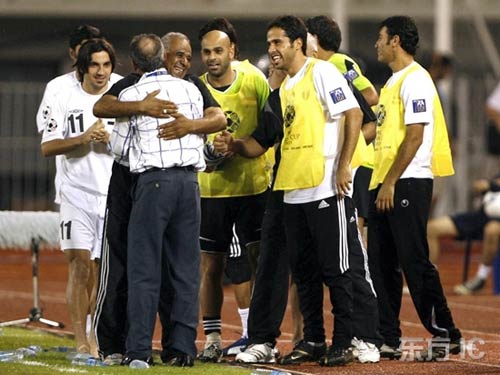 图文-[亚洲杯]阿曼0-0伊拉克队伊拉克队员拥抱