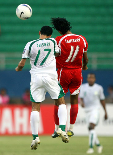 图文-[亚洲杯]沙特队VS巴林队看谁能争到头球？