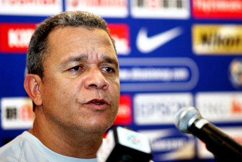 图文-沙特队1\/4决赛前新闻发布会 主帅表情复杂