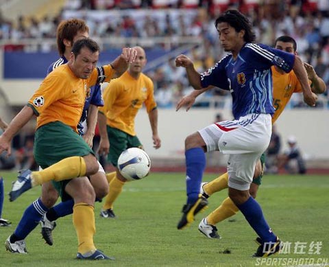 图文-[亚洲杯]日本VS澳大利亚 维杜卡提腿怒射