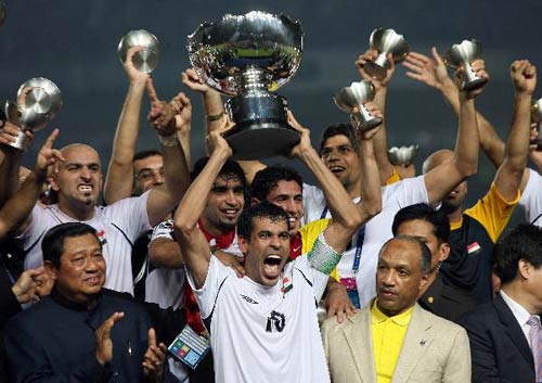 伊拉克夺得亚洲杯冠军 尤尼斯捧杯来个狮子吼