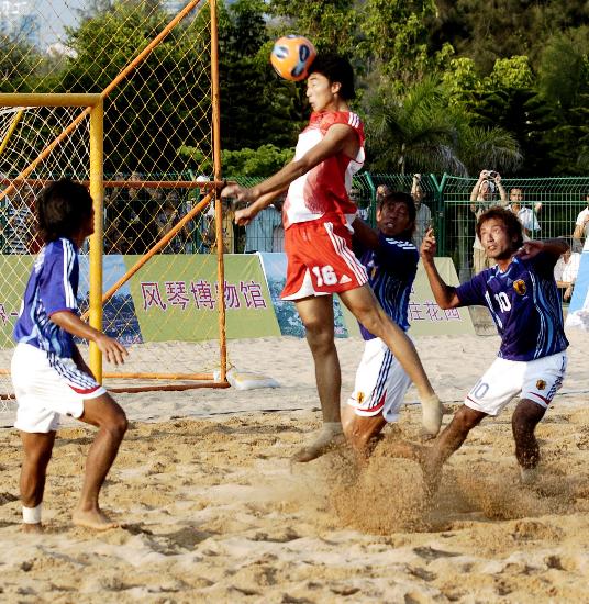 图文-沙滩足球对抗赛中国3-4负日本于靓头球攻