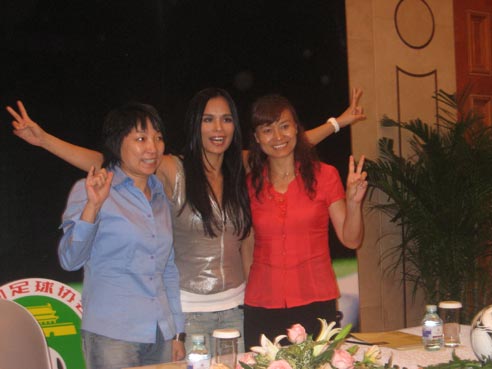 图文-韦唯出任中国<em>女足</em>大使 <em>孙雯</em>刘爱玲助兴_