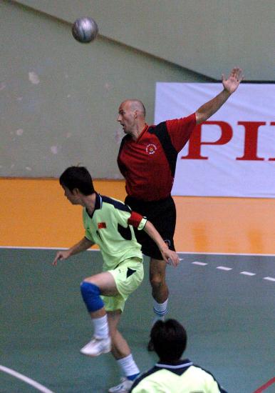 图文-第八届警察室内足球比赛 北京1队对抗加