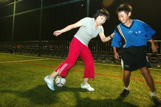 图文-孙雯与少年球员共话女足今昔 孙雯教授技术