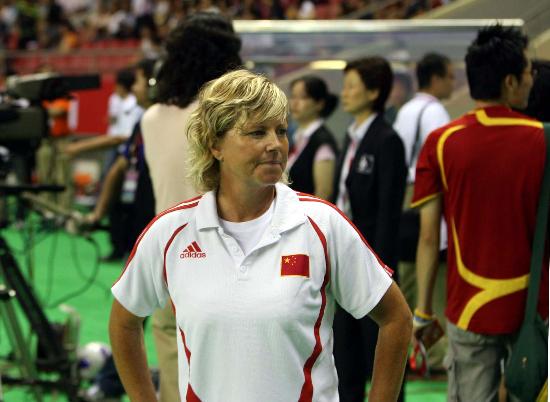 图文-[热身赛]中国女足6-0越南队 多曼场边观战