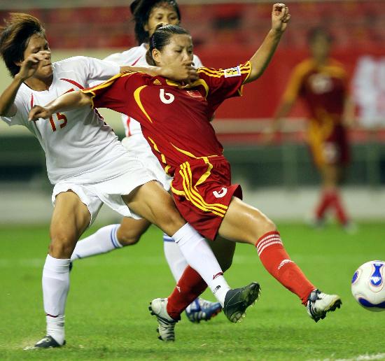 图文-[热身赛]中国女足6-0越南队 季婷带球突破