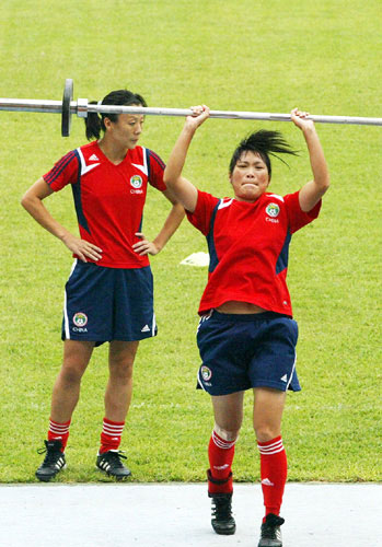 图文-中国女足武汉训练备战 姑娘们上肢力量训