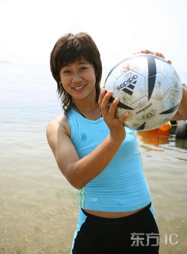 图文-韩端拍写真助威女足世界杯 海滩玩球作秀
