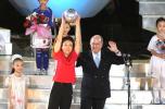 图文-2007女足世界杯开幕式大使孙雯举圣球
