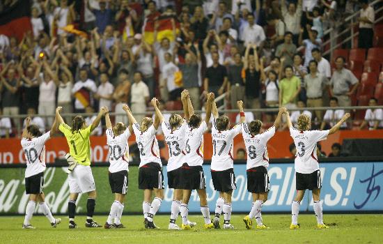图文-[女足世界杯]德国11-0阿根廷德球员欢庆胜利