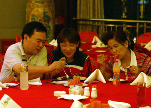 ͼ��-�й�Ů����ǰ�μ����������Ⱥ͸�ĸ��һ��