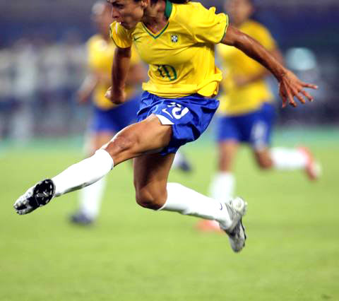 图文-[女足世界杯]中国VS巴西 玛塔大力射门_国