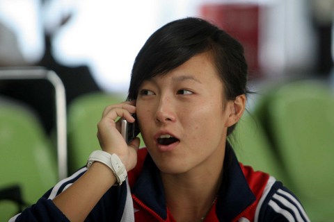 ͼ��-����Ů��ִ������ӱ�ڸ�˭��绰��