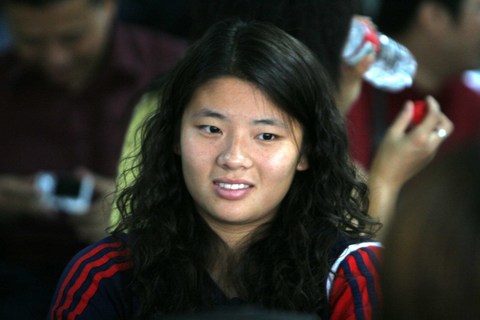 图文-中新女足抵达天津 憨厚大方的翁新芝_