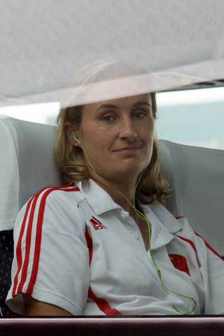 图文-中新女足抵达天津 外籍助理教练卡罗林_