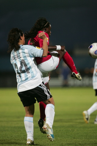 图文-[女足世界杯]英格兰VS阿根廷 佩雷斯严防