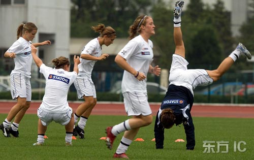 ͼ��-Ů�����籭Ų������ǰѵ��ѵ���������Ӽ�