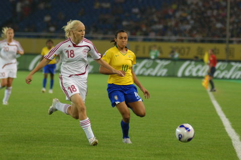 图文-[女足世界杯]巴西VS丹麦 玛塔带球突破_国内足坛-女足其他_NIKE新浪竞技风暴_新浪网