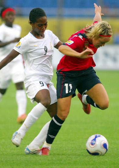 图文-[女足世界杯]挪威VS加纳 考林与对手拼抢