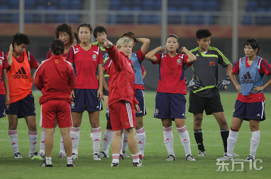 ͼ��-��������Ů�����ѵ������ϣ������ǰ��