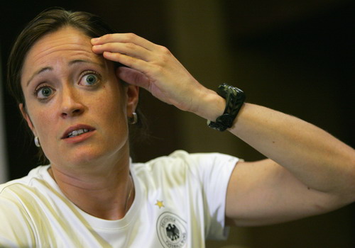 图文-德国女足召开新闻发布会 德国队的大眼睛