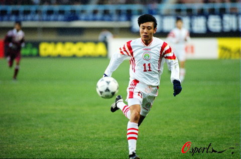 图文-老国足老国安历史经典瞬间 高峰带球狂奔